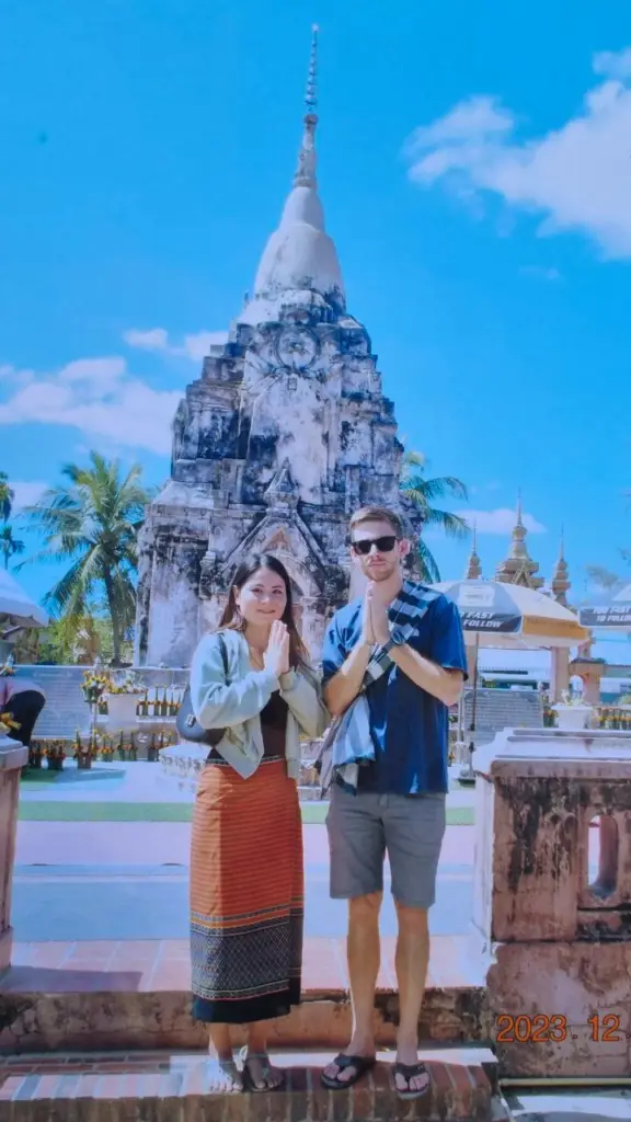 buddhistischer-tempel-kleidung-laos-reisefuehrer