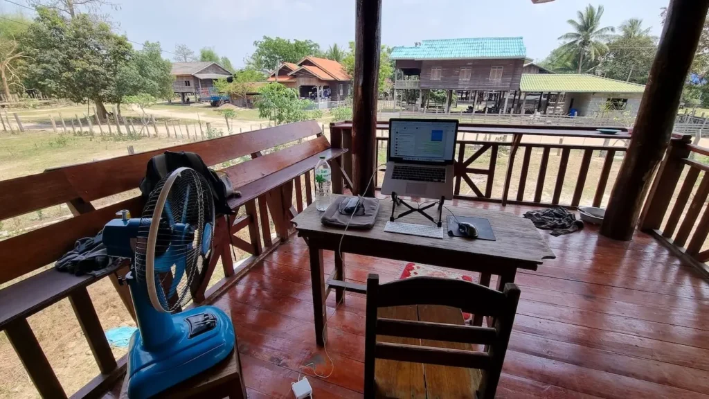 computer-setup-in-einem-abgelegenen-dorf-laos-mit-schnellem-internet