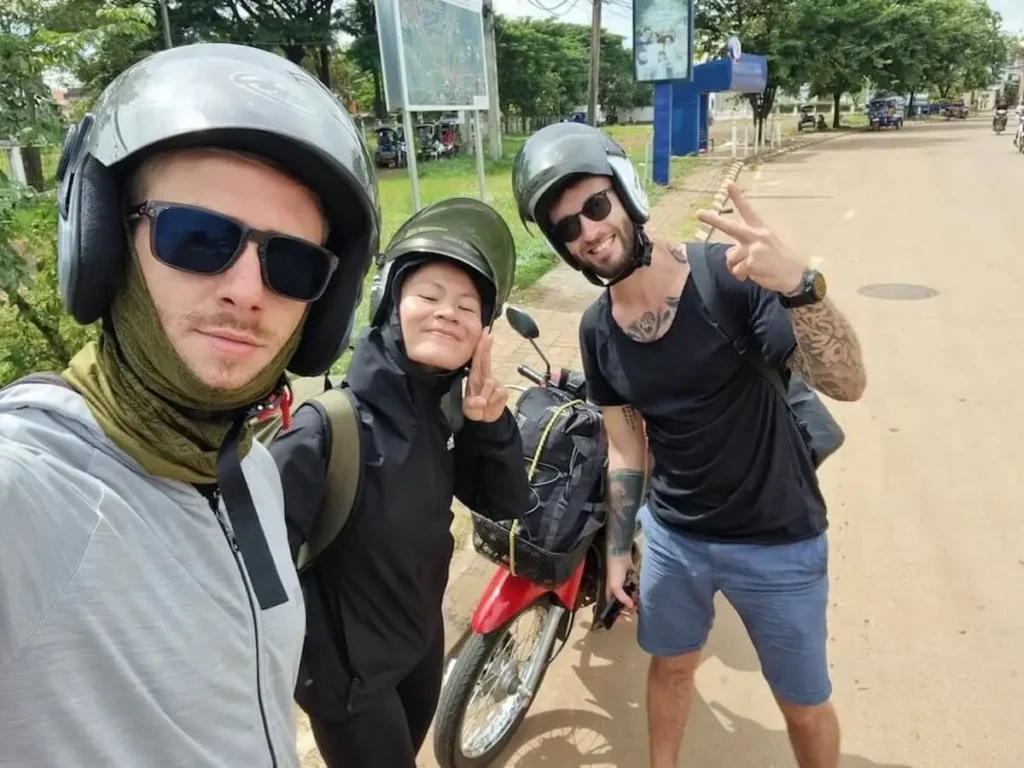 drei-personen-mit-motorrad-start-bolaven-plateau-loop