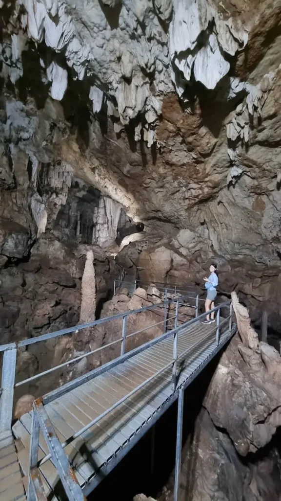 in-der-drachenhoehle-felsformationen