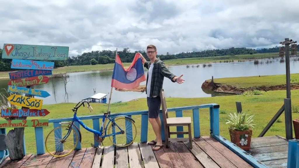 phosy-thalang-laos-flagge-direkt-am-nam-theun-fluss