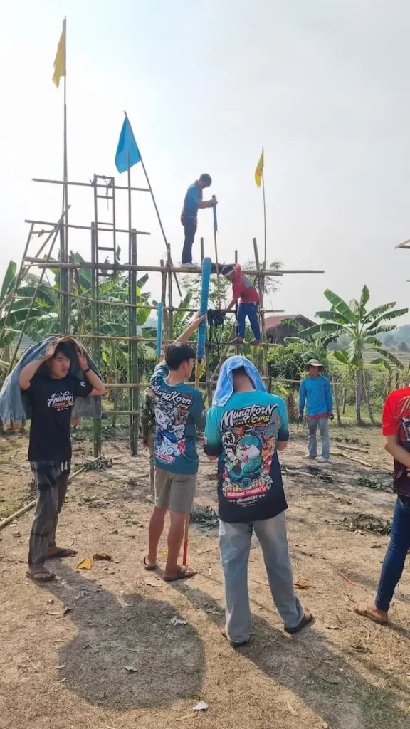raketenfestival in einem laotischen dorf