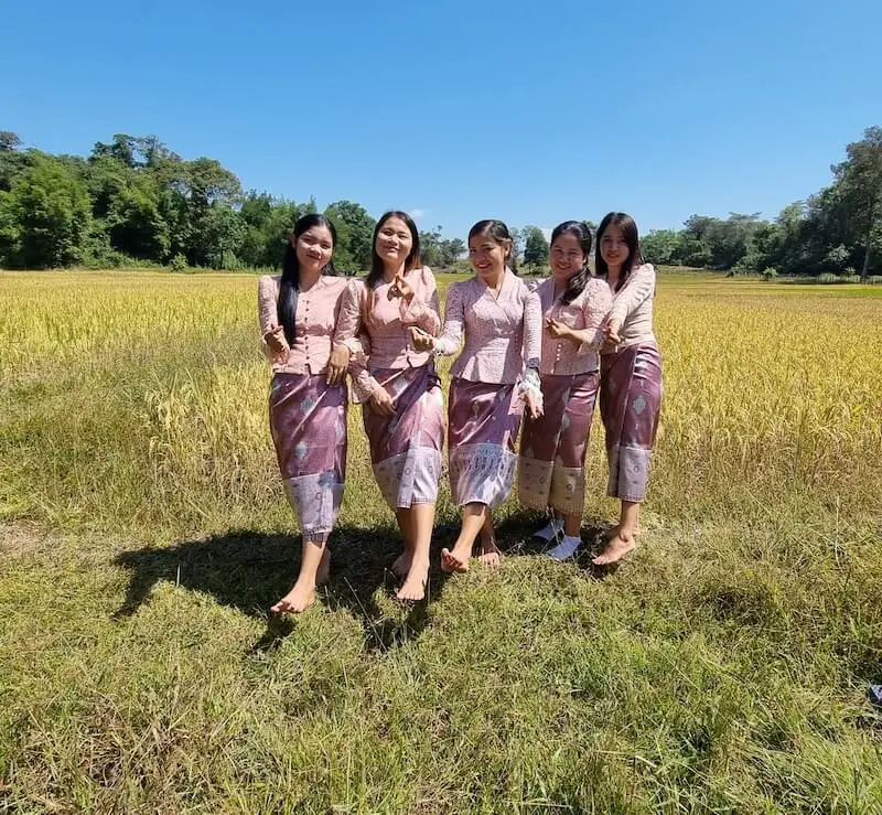4 laotische frauen mit traditioneller laotischer kleidung