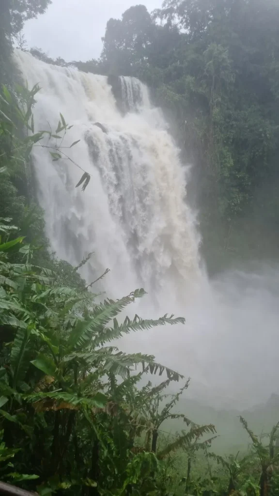 tad-yuang-wasserfall-regenzeit