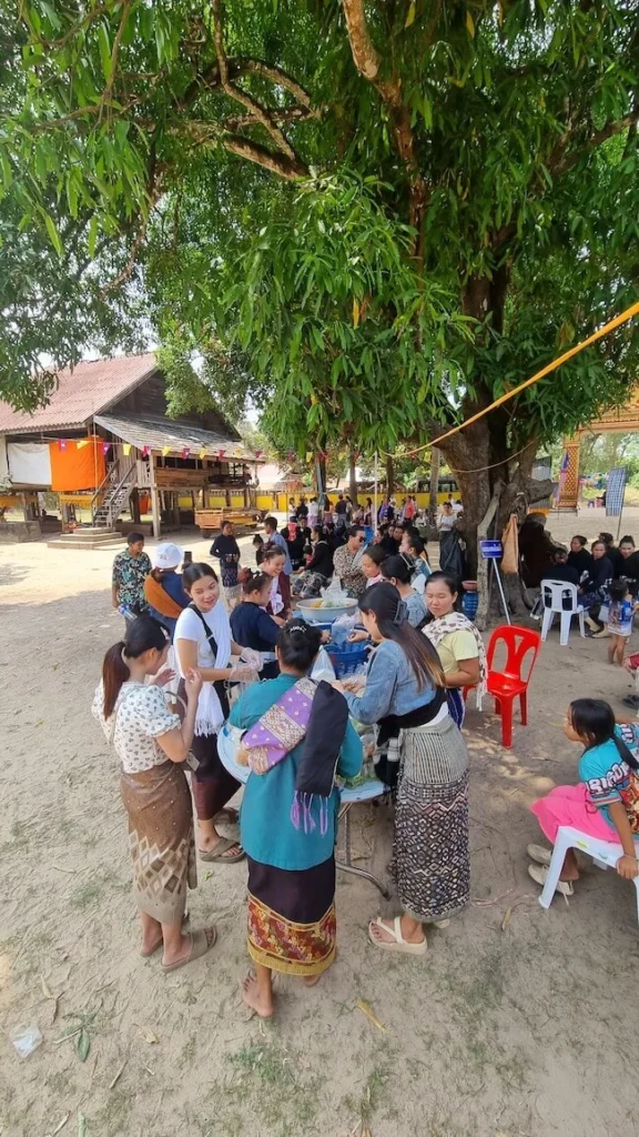 Laotische dorfbewohner im tempel beim essen zubereiten