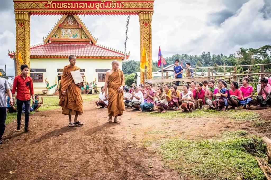 moenche und laotische dorfbevoelkerung tempelfest laotische kultur buddhismus