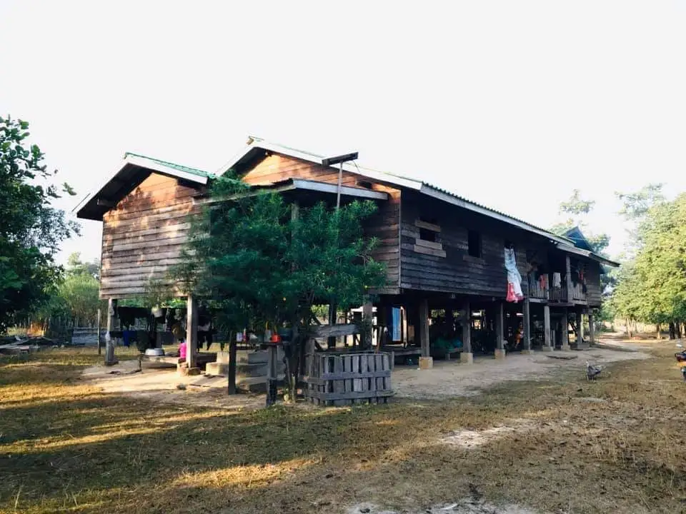 traditionelles laotisches haus auf holzpfaehlern