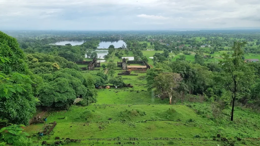wat-phou-tempel-laos-regenzeit-gruene-landschaften