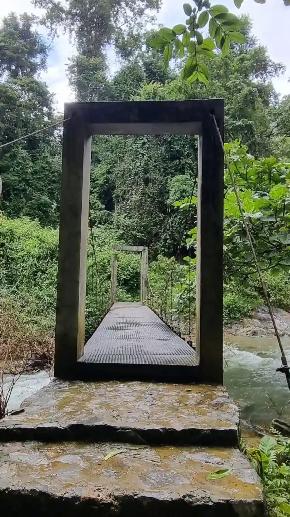 haengebruecke am weg zum kaeng nyui wasserfall