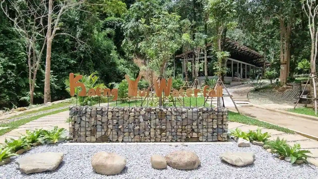 Eingangsbereich des Kaeng Nyui Wasserfall mit Schild