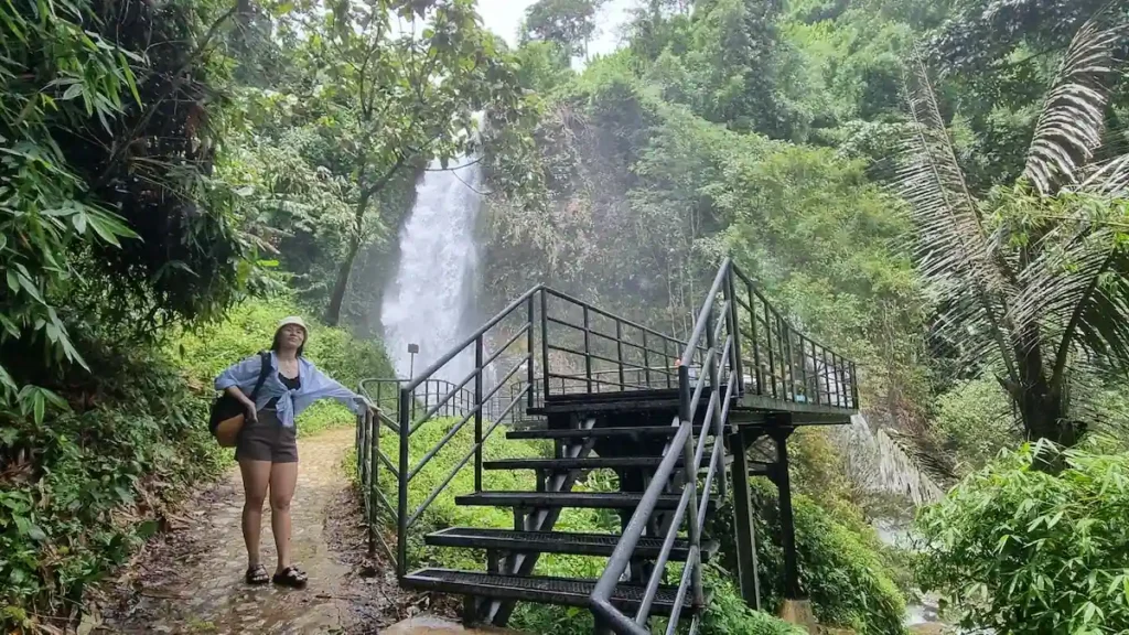 einheimische laotin und plattform naehe kaeng nyui wasserfall