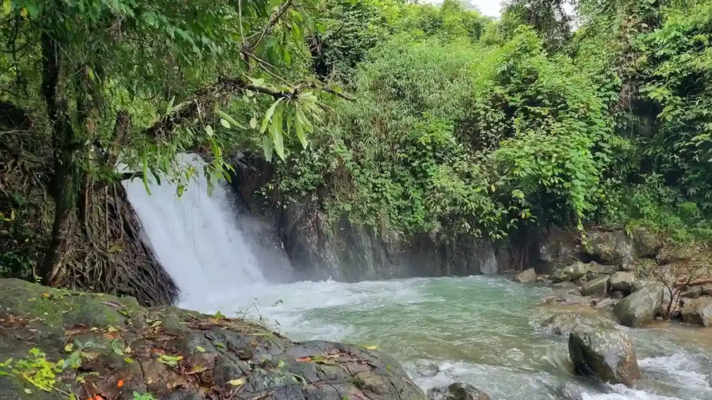 kenlon-wasserfall-kaeng-nyui-vang vieng