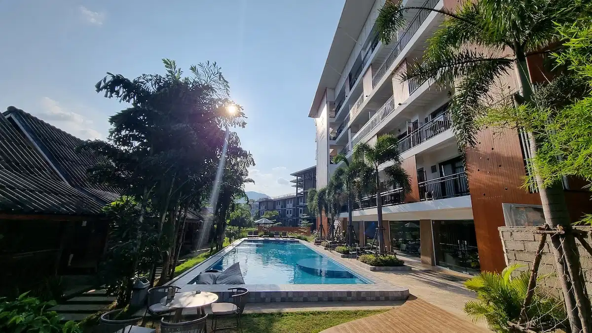 swimming pool vang vieng remember hotel