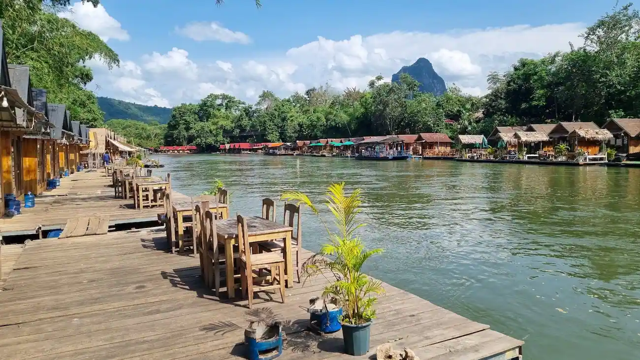 schwimmende bungalows am nam lik fluss mueang feuang