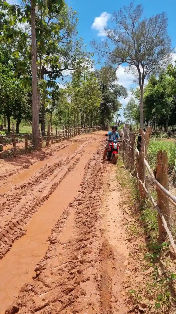 roller fahren in laos kann auch herausfordernd sein, matschige strassenverhältnisse abgelegenes laos