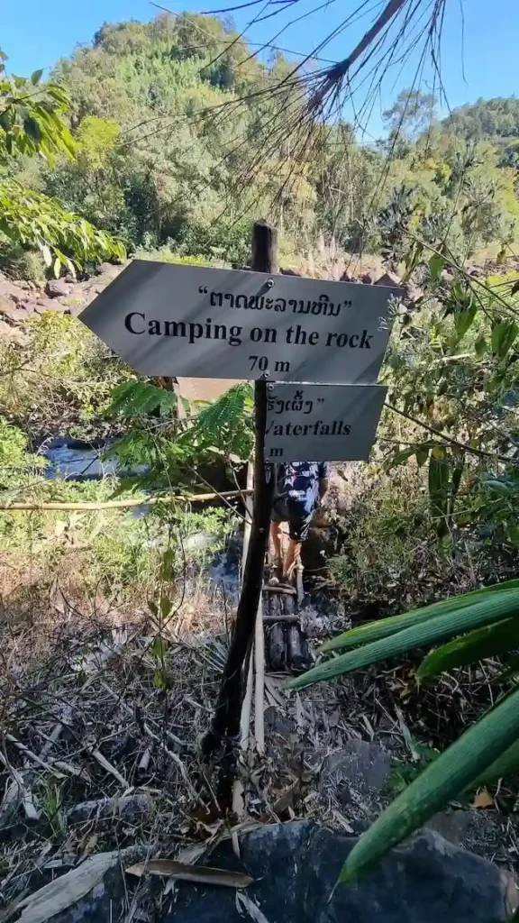 kaputte schilder am dschungel wanderweg tad tayicseua
