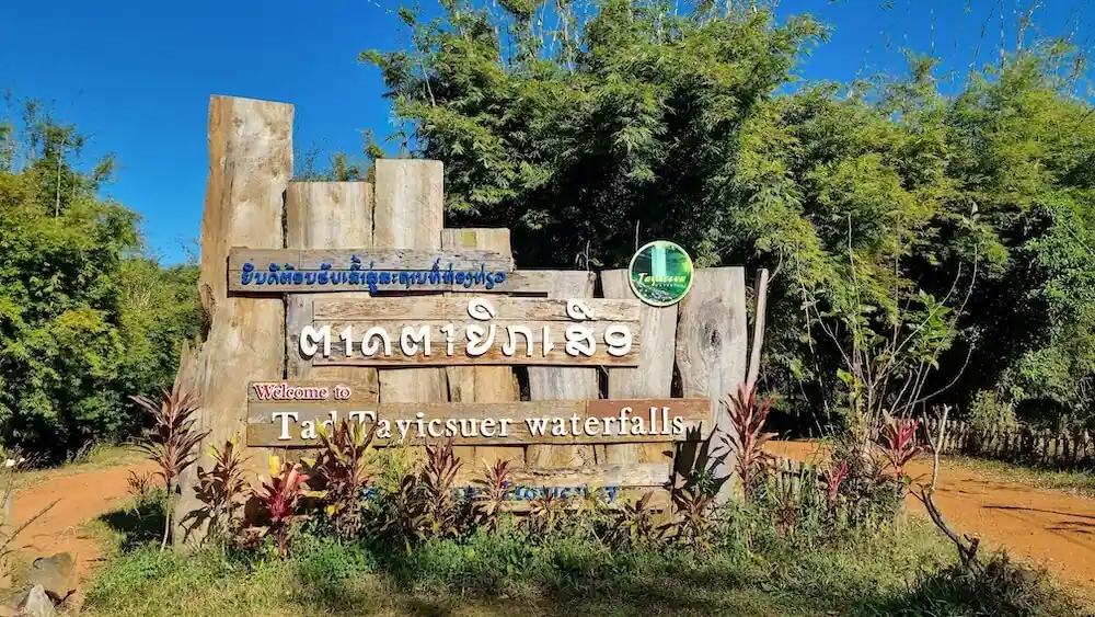 eingangsschild tad tayicseua wasserfall tal