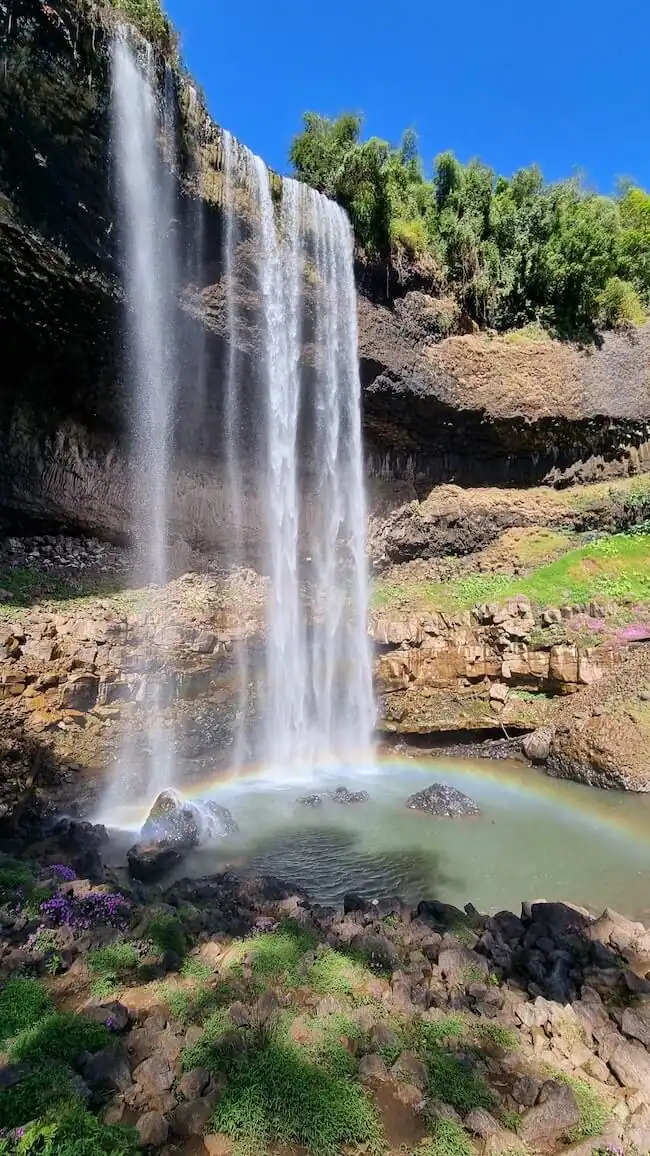 tad jarou halang wasserfall mit regenbogen