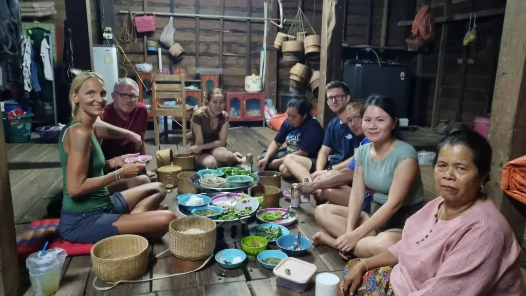 abendessen laotische familie in einem savannakhet homestay