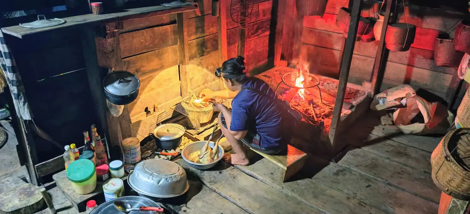 kochen mit offenem feuer in einer laotischen kueche als teil der savannakhet homestay erfahrung