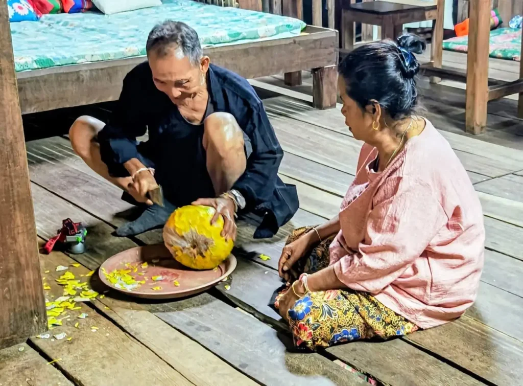 savannakhet homestay zwei aeltere personen bereiten laotisches dessert zu