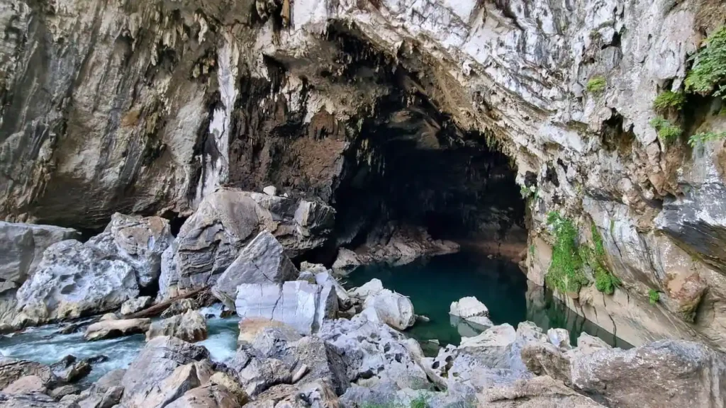 xe bang fai hoehle eingang