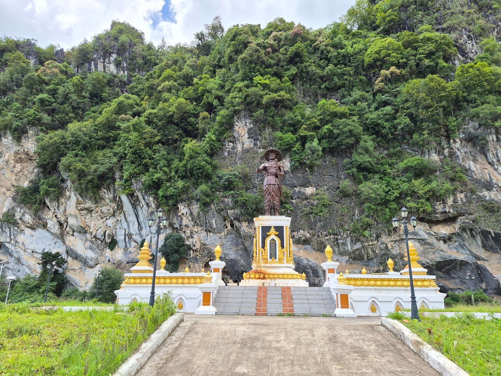 Statue von König Chao Anouvong vor den Kalksteinfelsen der Chao Anouvong Höhle