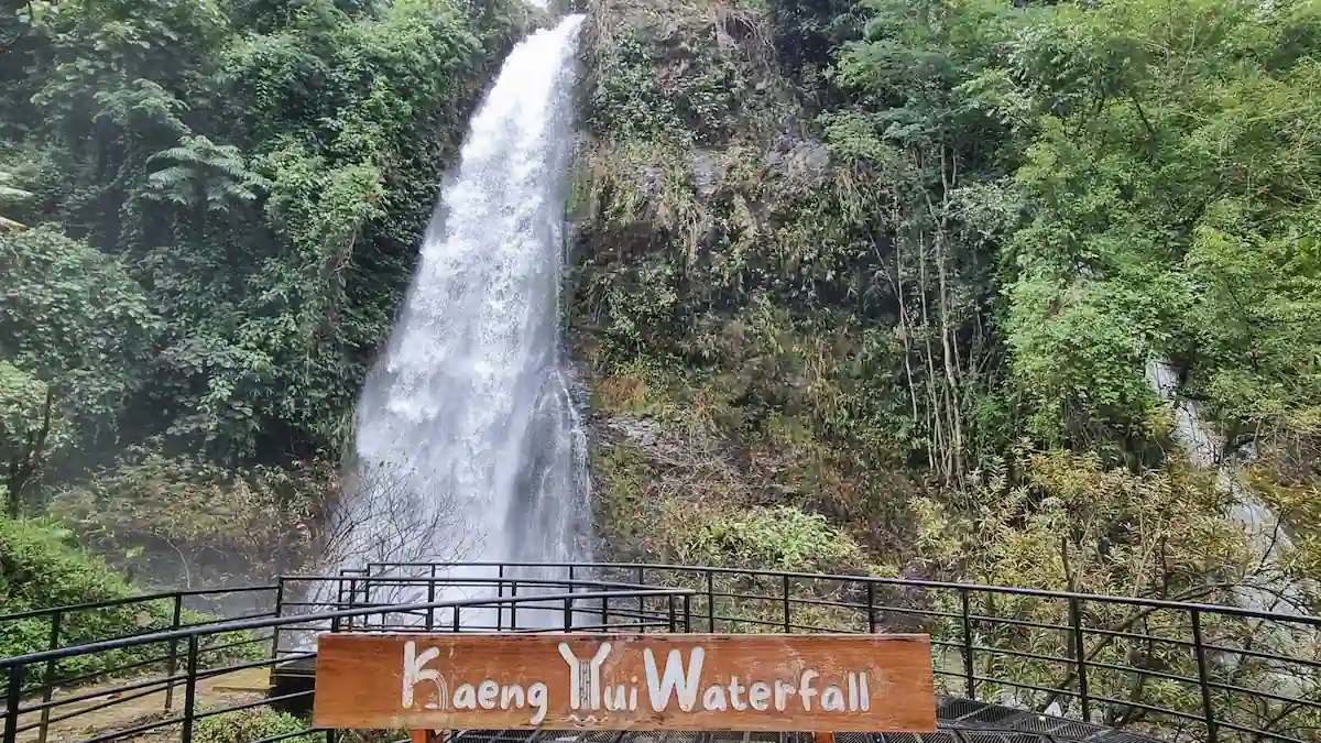 kaeng nyui wasserfall vang vieng reisefuehrer