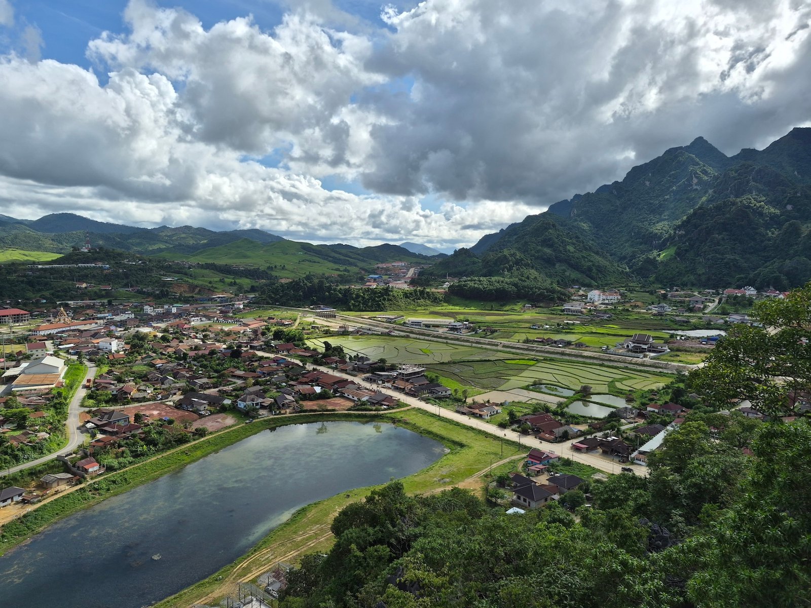 Blick vom Neng Ye Lor Viewpoint auf Anouvong und die Berge von Xaysomboun