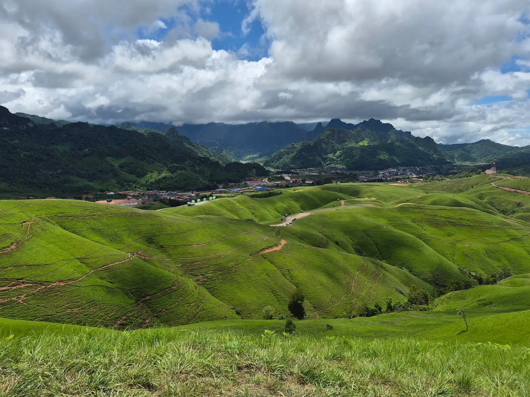 Blick vom Phou Hua Lon auf Anouvong und die umliegenden Berge von Xaysomboun