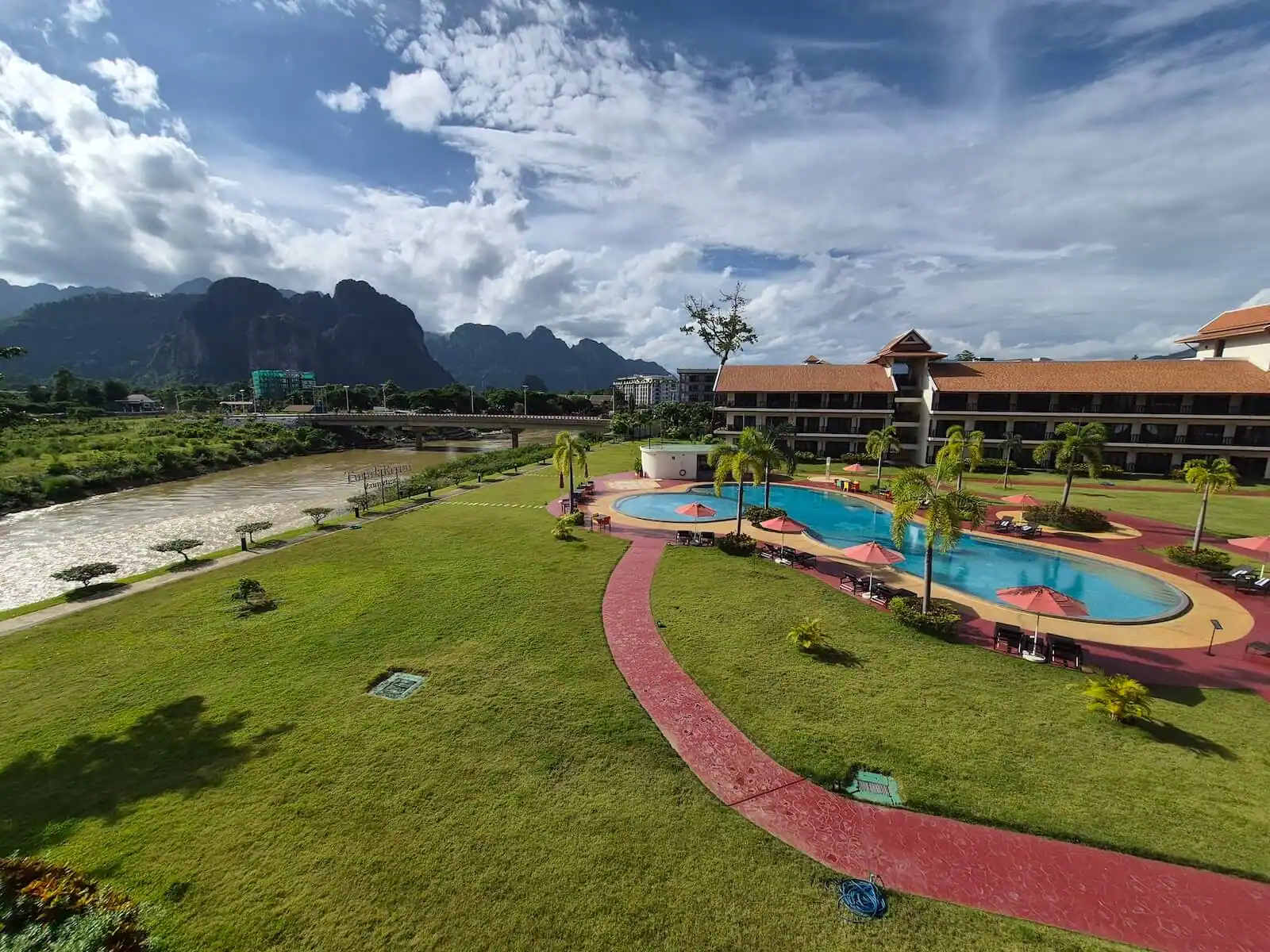 tmark resort vang vient mit aussicht auf kalkstein berge fluss und swimming pool