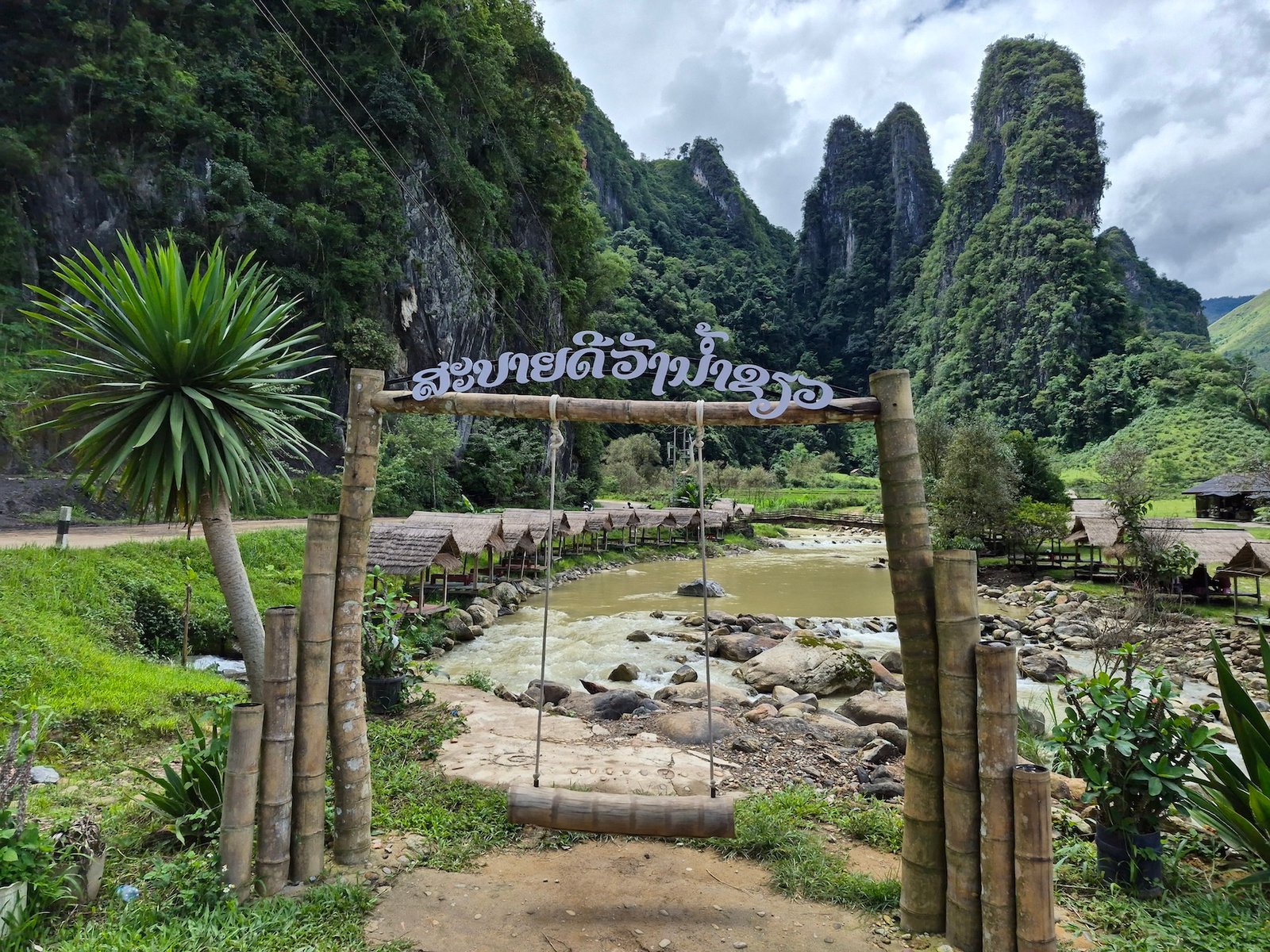 Bambushütten am Fluss bei Wang Nam Kiaw in der Provinz Xaysomboun